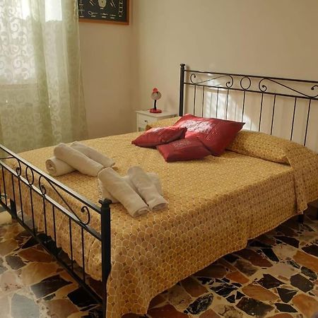 Casa Indipendente Zona Centrale Ла-Маддалена Екстер'єр фото