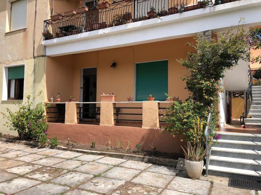 Casa Indipendente Zona Centrale Ла-Маддалена Екстер'єр фото